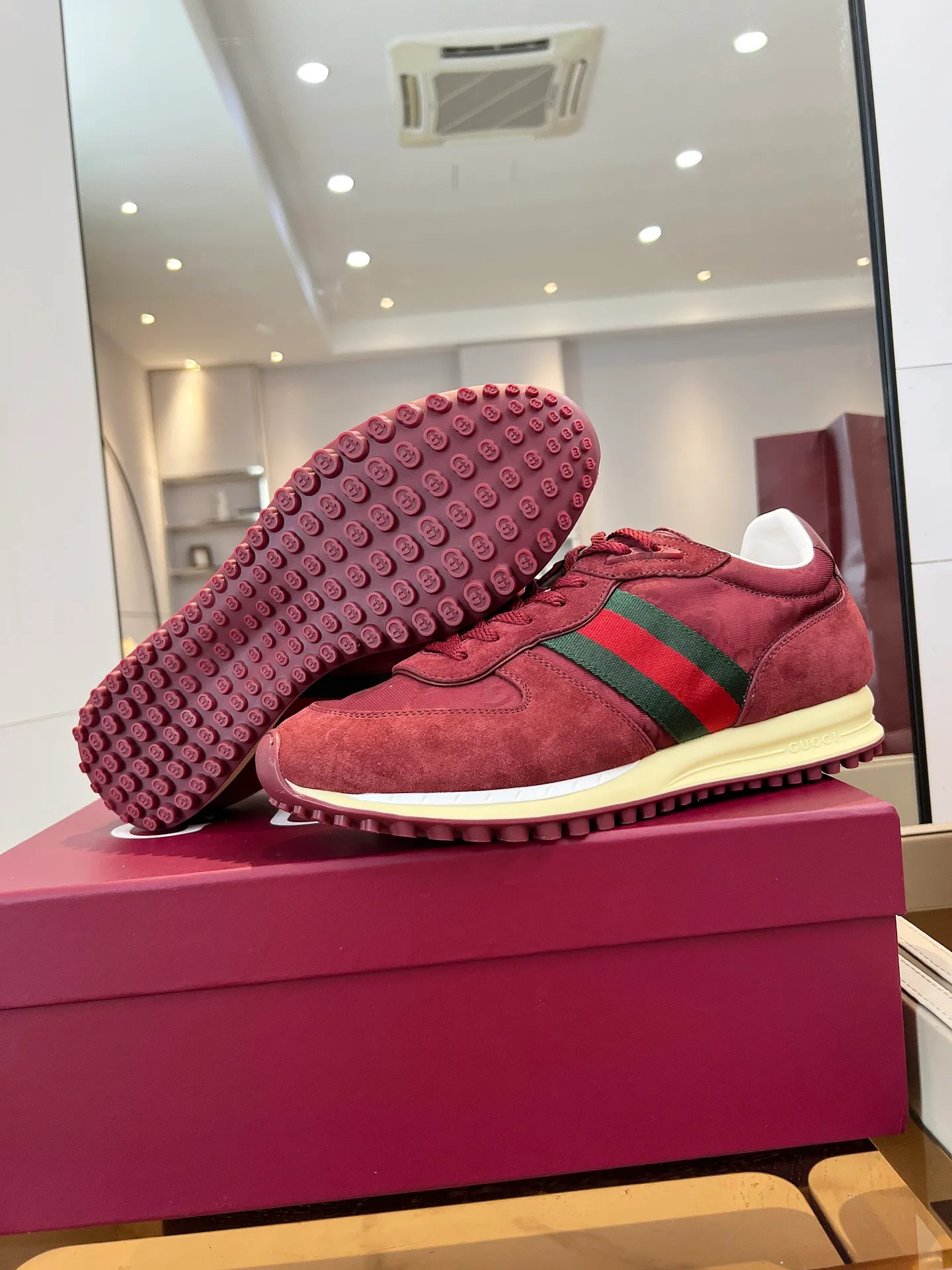 [G Home] P: 660💰 Men's Size: 40-44 (45 custom-made) GUCCI Gucci New Style When classic craftsmanship meets lazy fashion, this pair of Gucci men's casual shoes is the answer to refresh your wardrobe! The shoe body is made of soft calfskin and breathable fabric. Every step is as light as a cloud. The Italian tailoring releases the freedom of your feet, making daily travel a luxurious and comfortable experience. The iconic GG Supreme print on the side of the shoe low-key tells the brand's genes, and the metal horsebit embellishes the tongue, instantly lighting up the minimalist design; the contrasting webbing on the heel adds a smart layer, and the rubber serrated sole combines retro texture with modern anti-slip performance. Whether paired with jeans, a dress or wide-leg trousers, it can be the finishing touch of a look - languid yet sophisticated, effortless yet edgy.